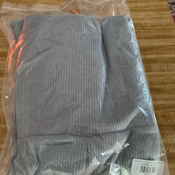 LOOKING TO TRADE!!   CLOUD Fuzzy rib stirrup legging//Large looking for XL - Picture 5 of 6